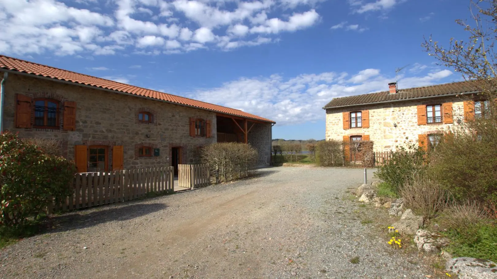 Gîte Epicéa à gauche & gîte Hirondelle à droite