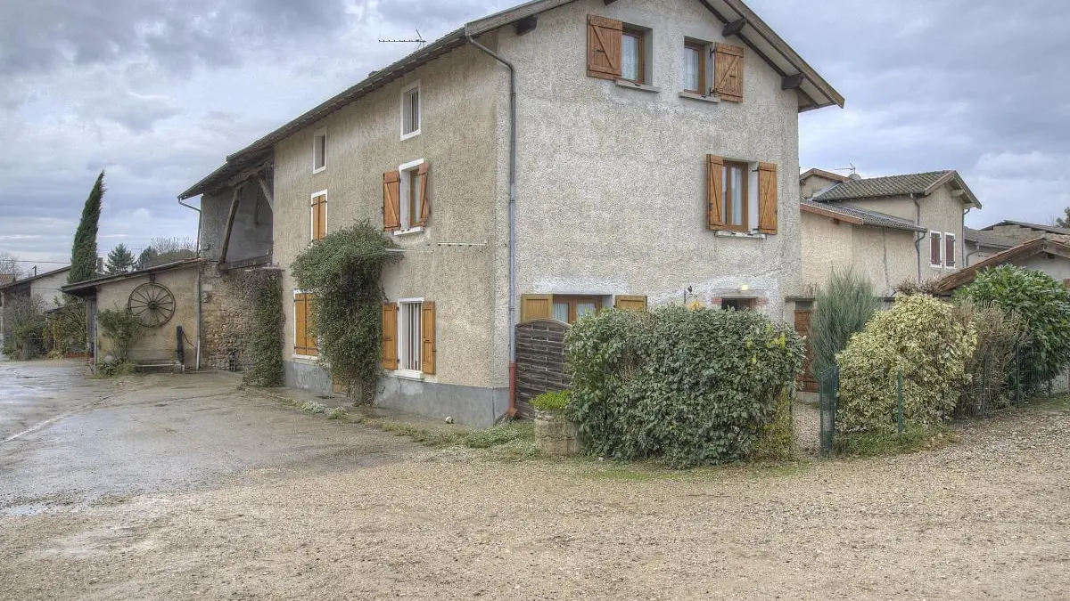 Vue d'ensemble du batiment qui se situe dans la cour de la ferme