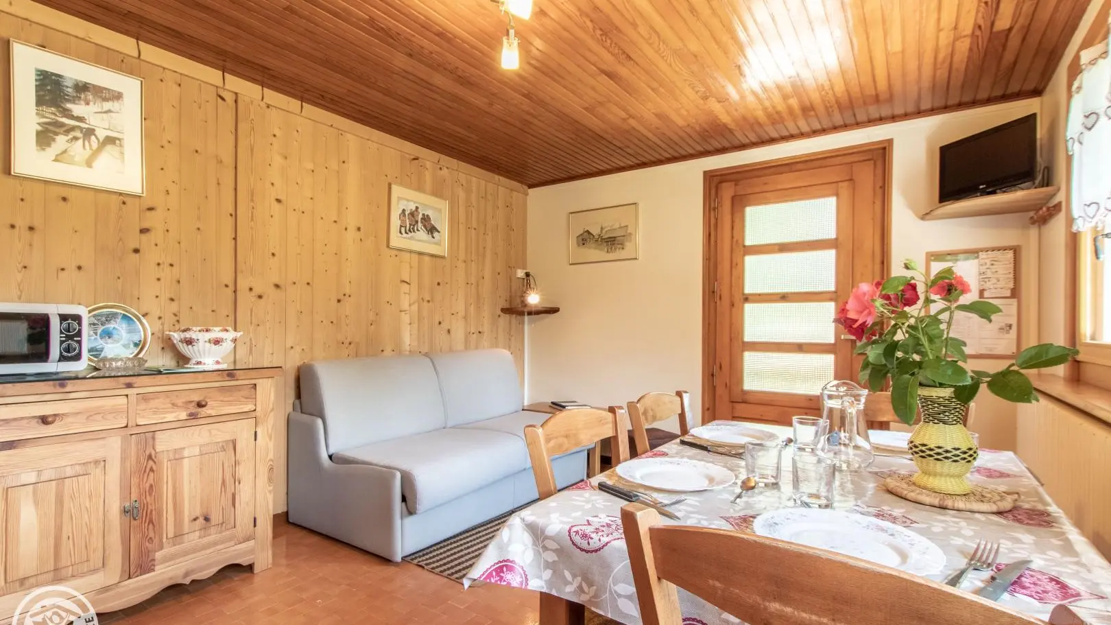 Espace repas et détente avec canapé convertible 2 personnes