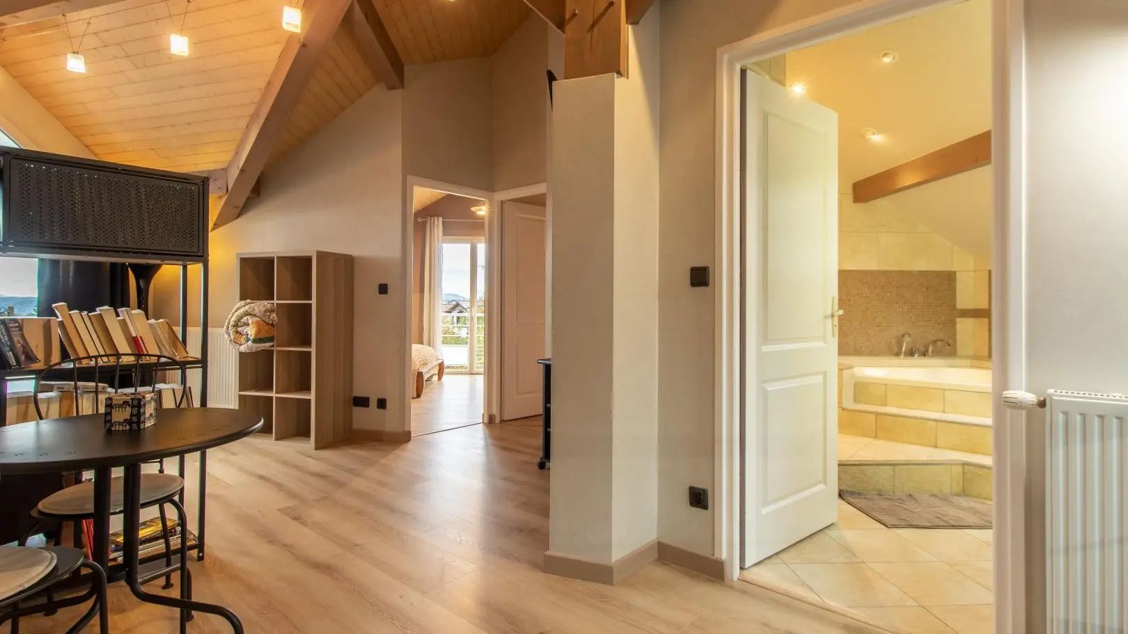 A l'étage salle de bains, 4 chambres et 2nd séjour