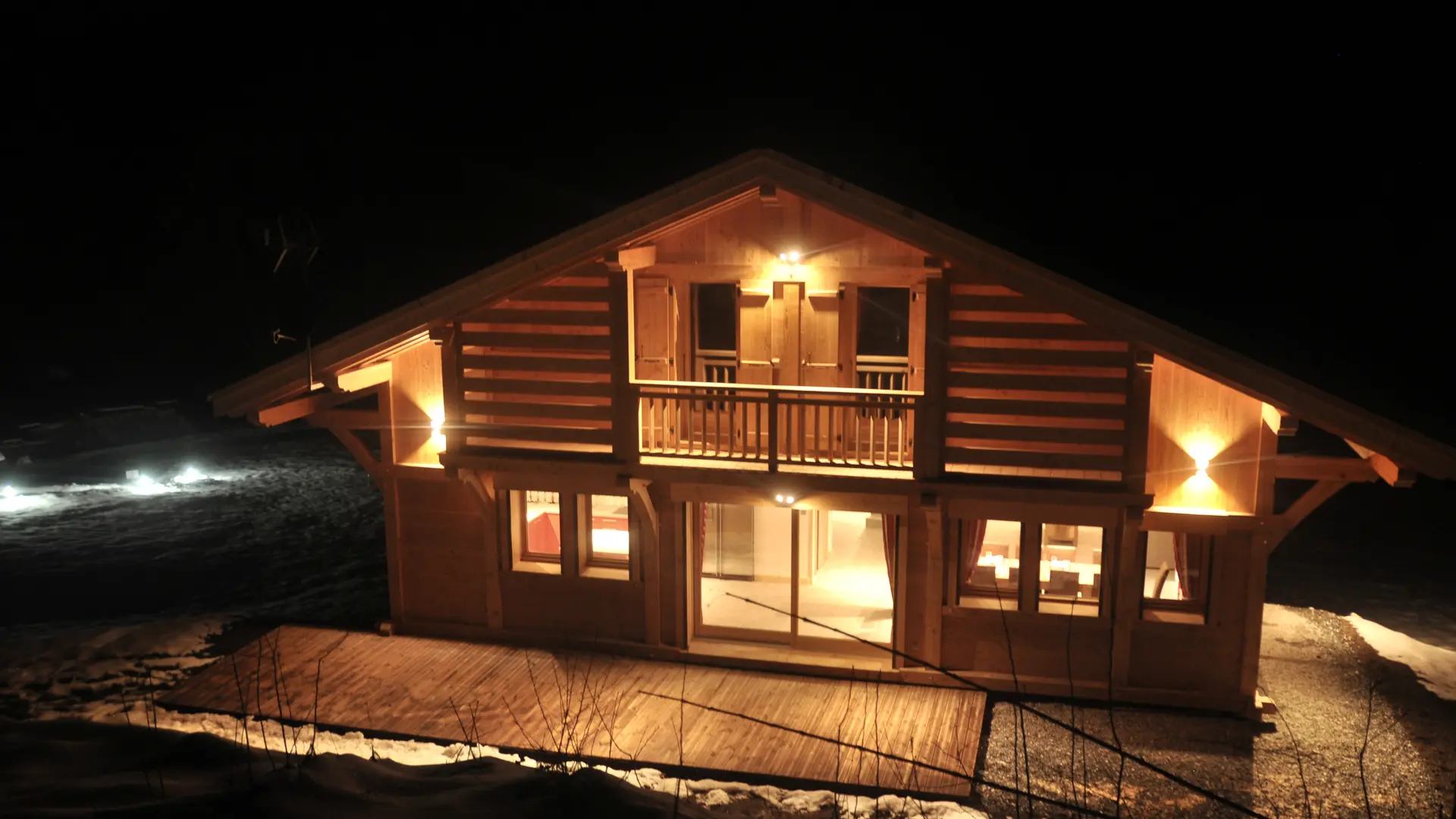 Vue exterieure nocturne du chalet