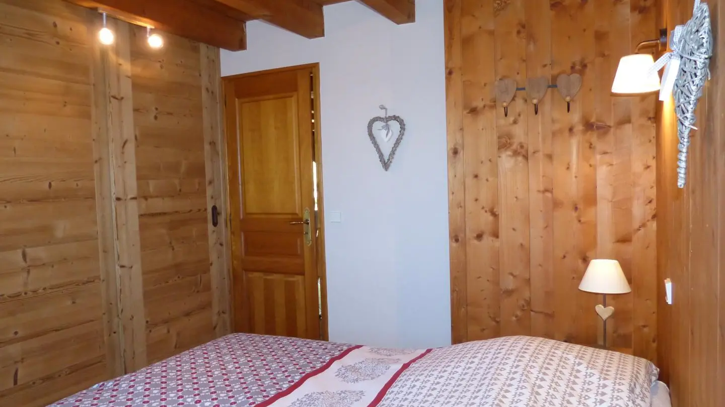 Chambre N°1 au rez de chaussée.
2 lits 90/200 modulables en lit double