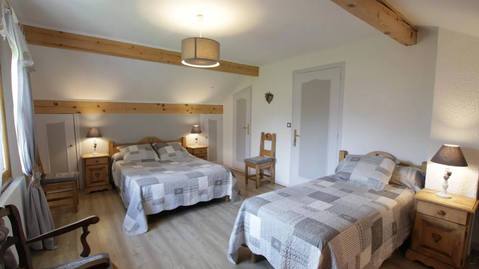 Beaux volumes pour cette chambre accueillant jusqu'à 3 personnes.