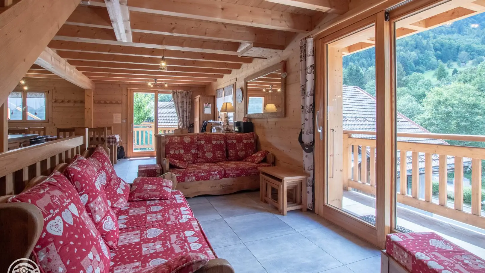 Belle vue sur les montagnes environnantes.