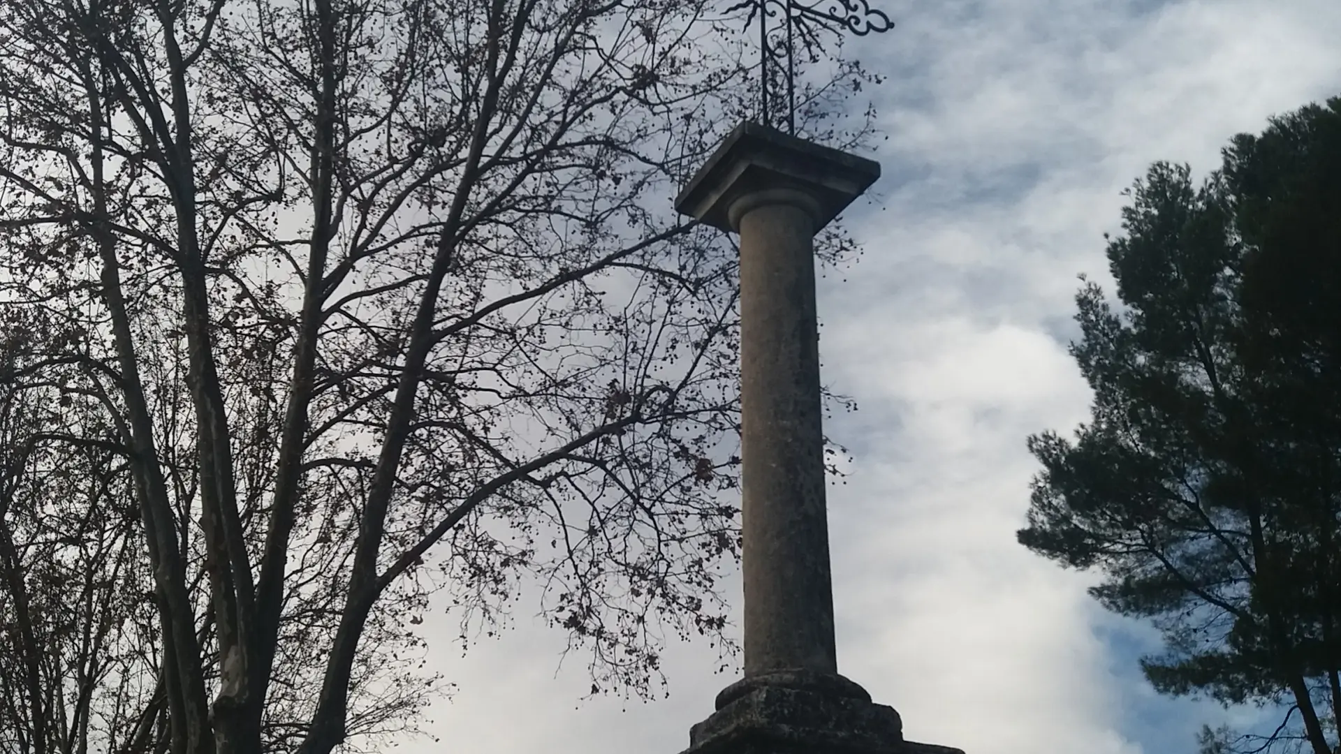 Croix sur le boulevard Maréchal Juin