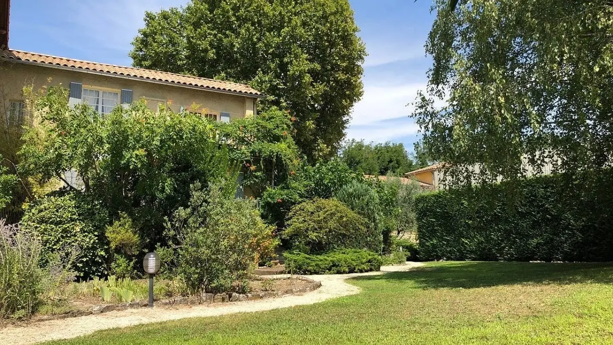 Vue sur le gîte et le jardin