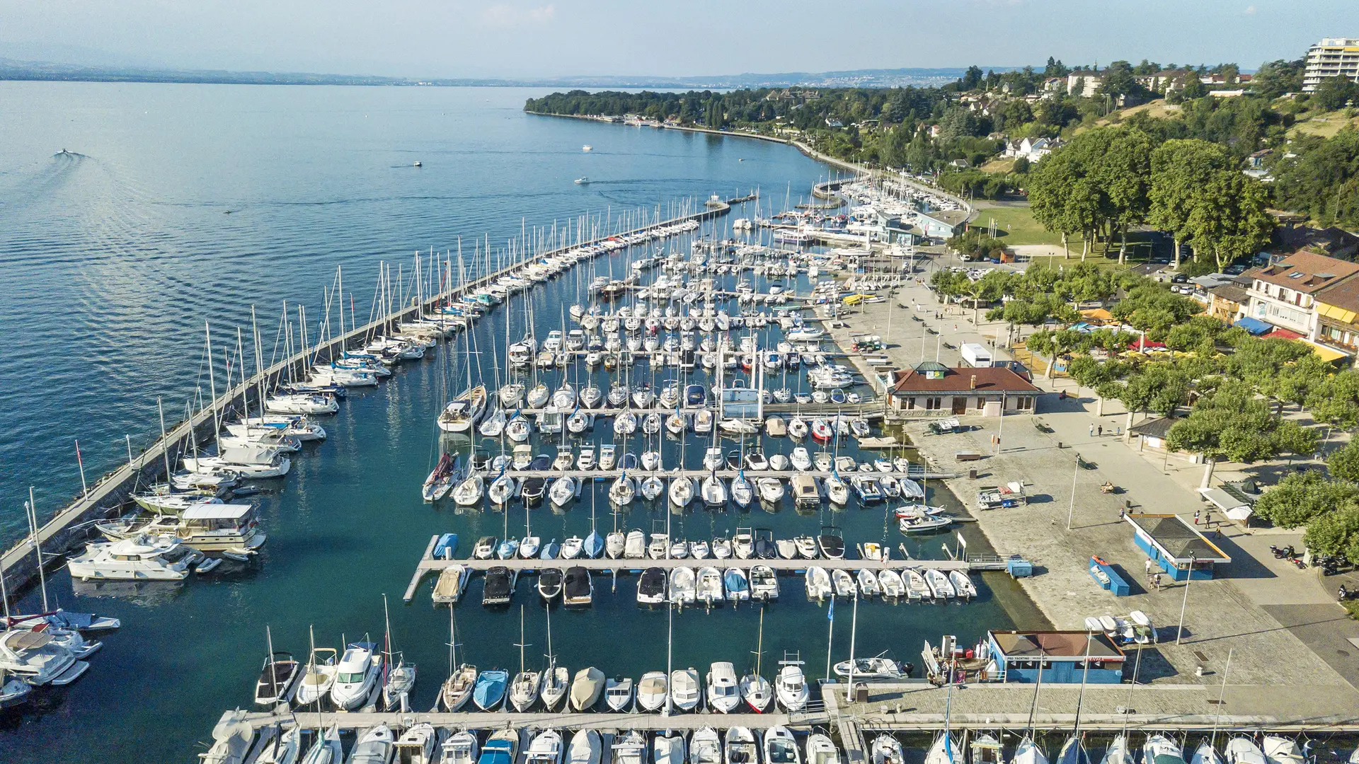Vue aérienne du port de Rives