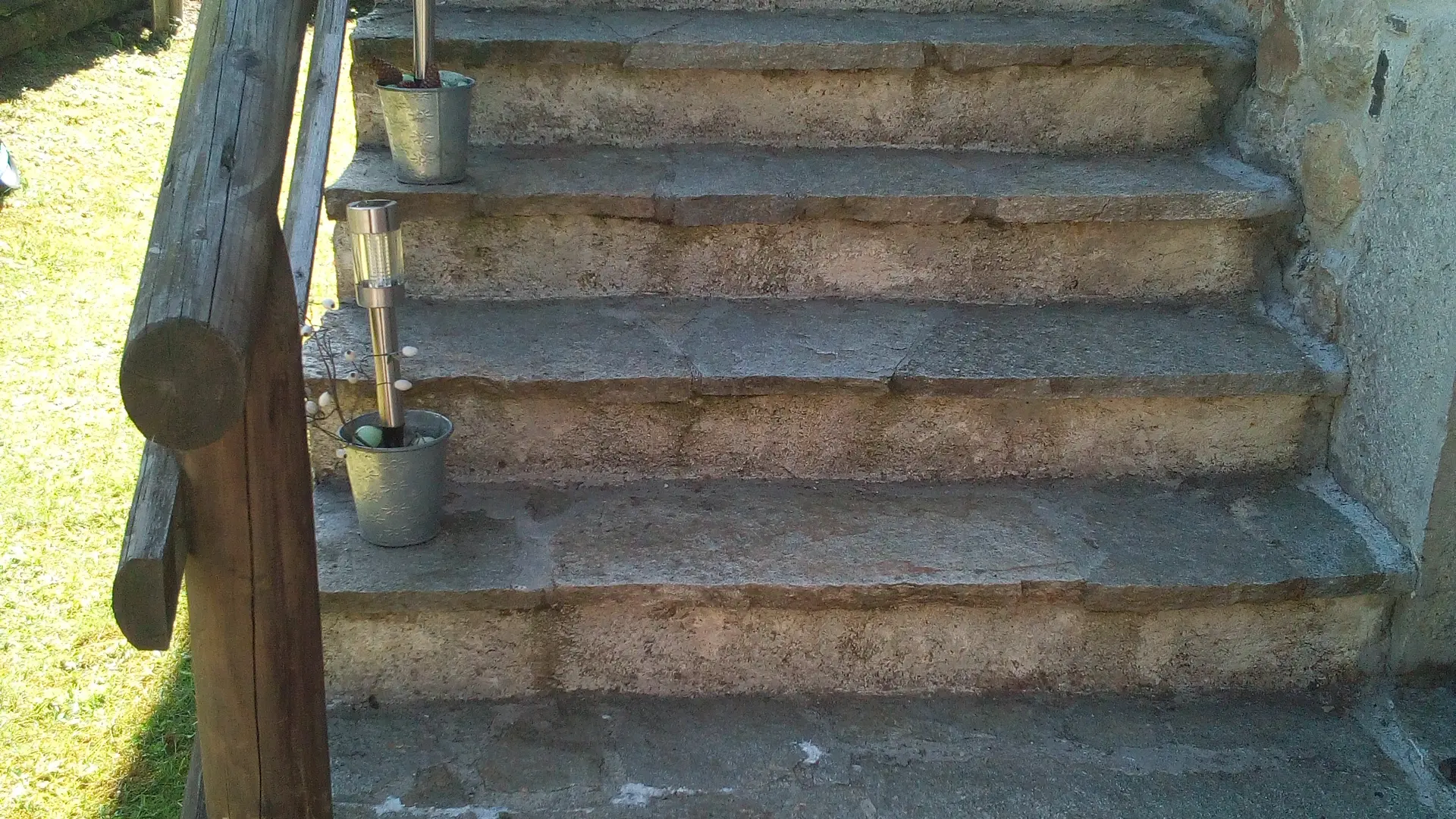 Deuxième escalier menant à l'entrée du gîte