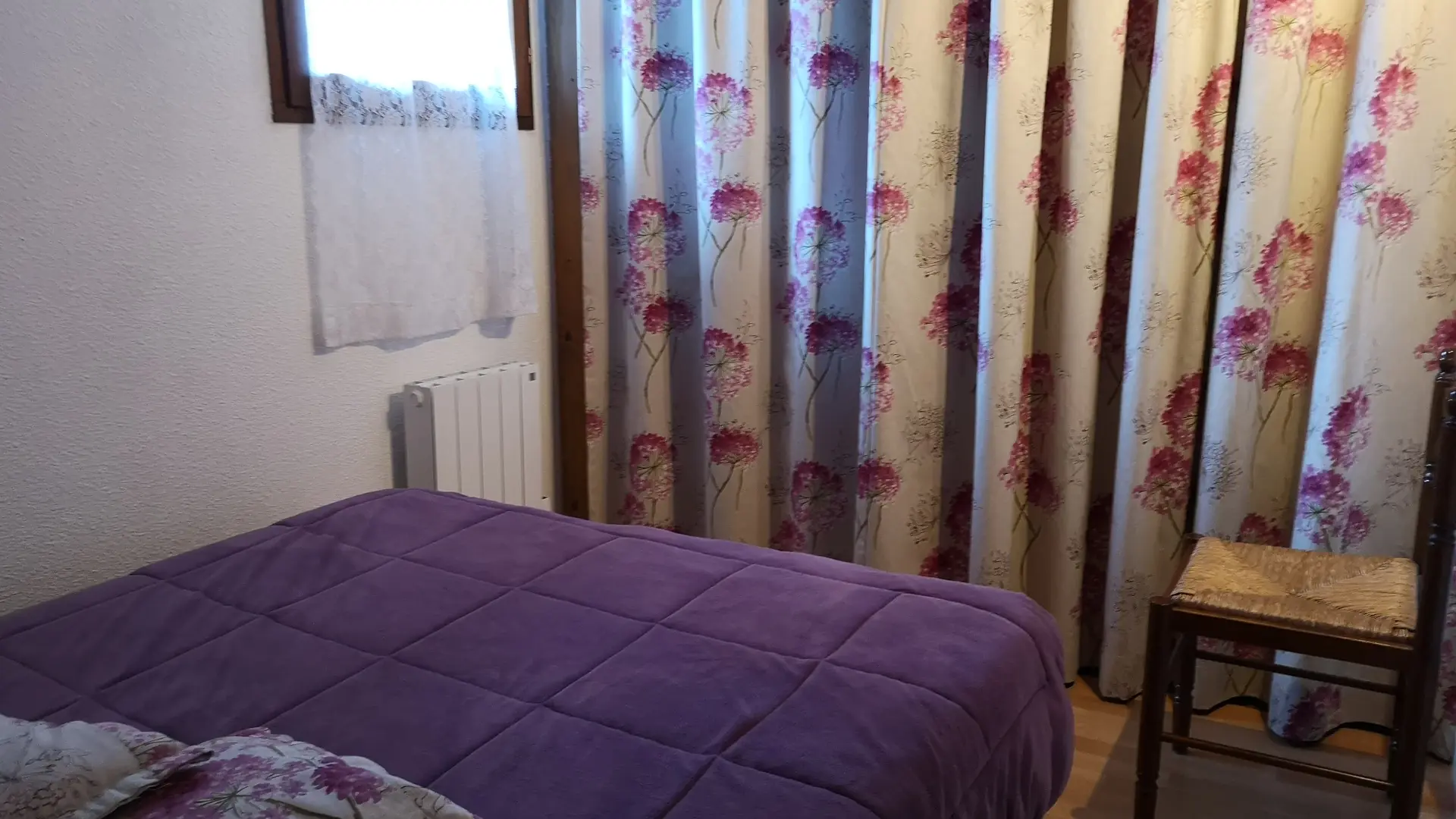 Chambre avec grand placard