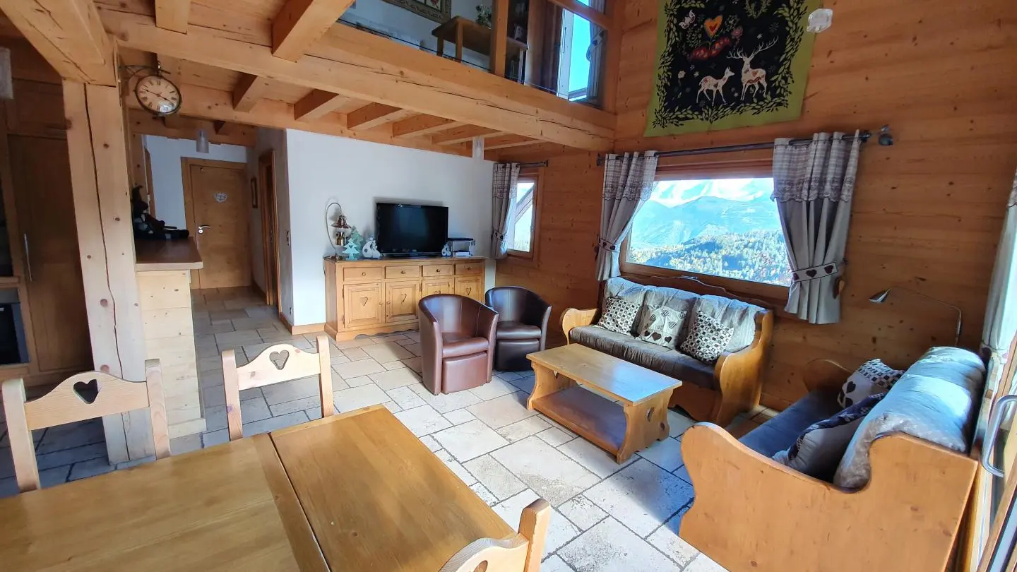 Le salon baigné de soleil, aperçu de la mezzanine