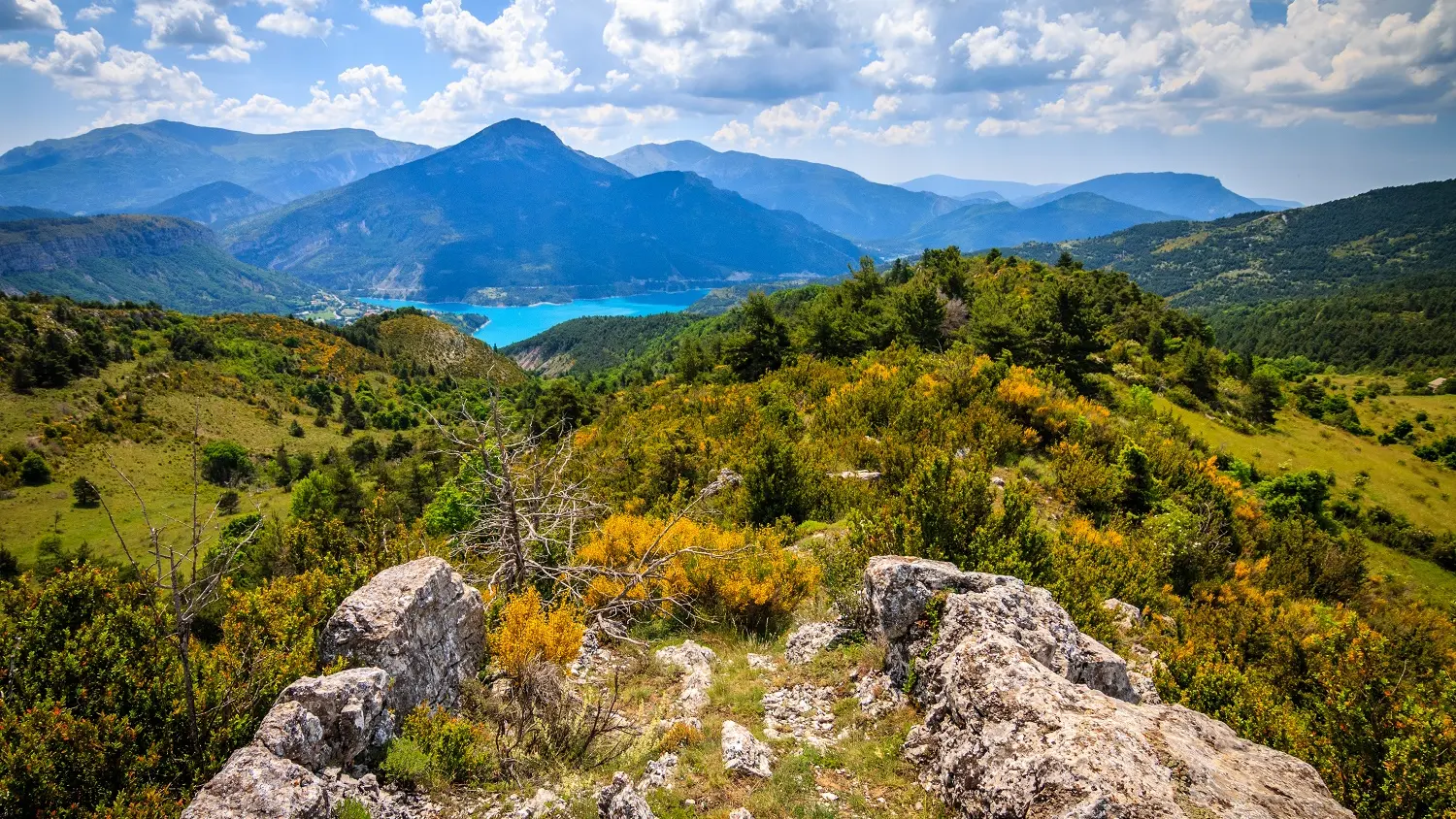 Vue sur le Lac de Castillon depuis Courchons