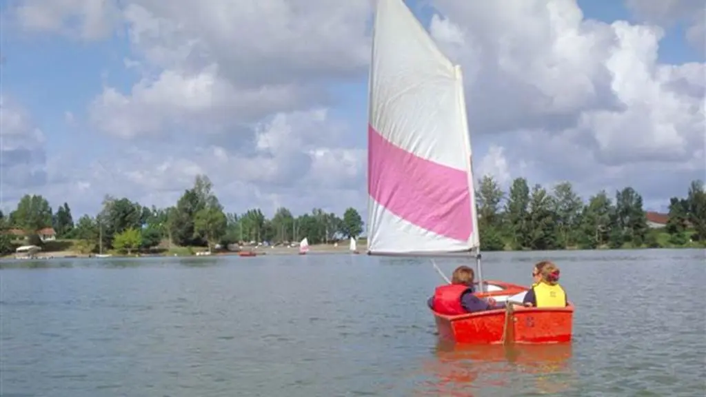 Photo du plan d'eau de la base de loisirs avec bateau