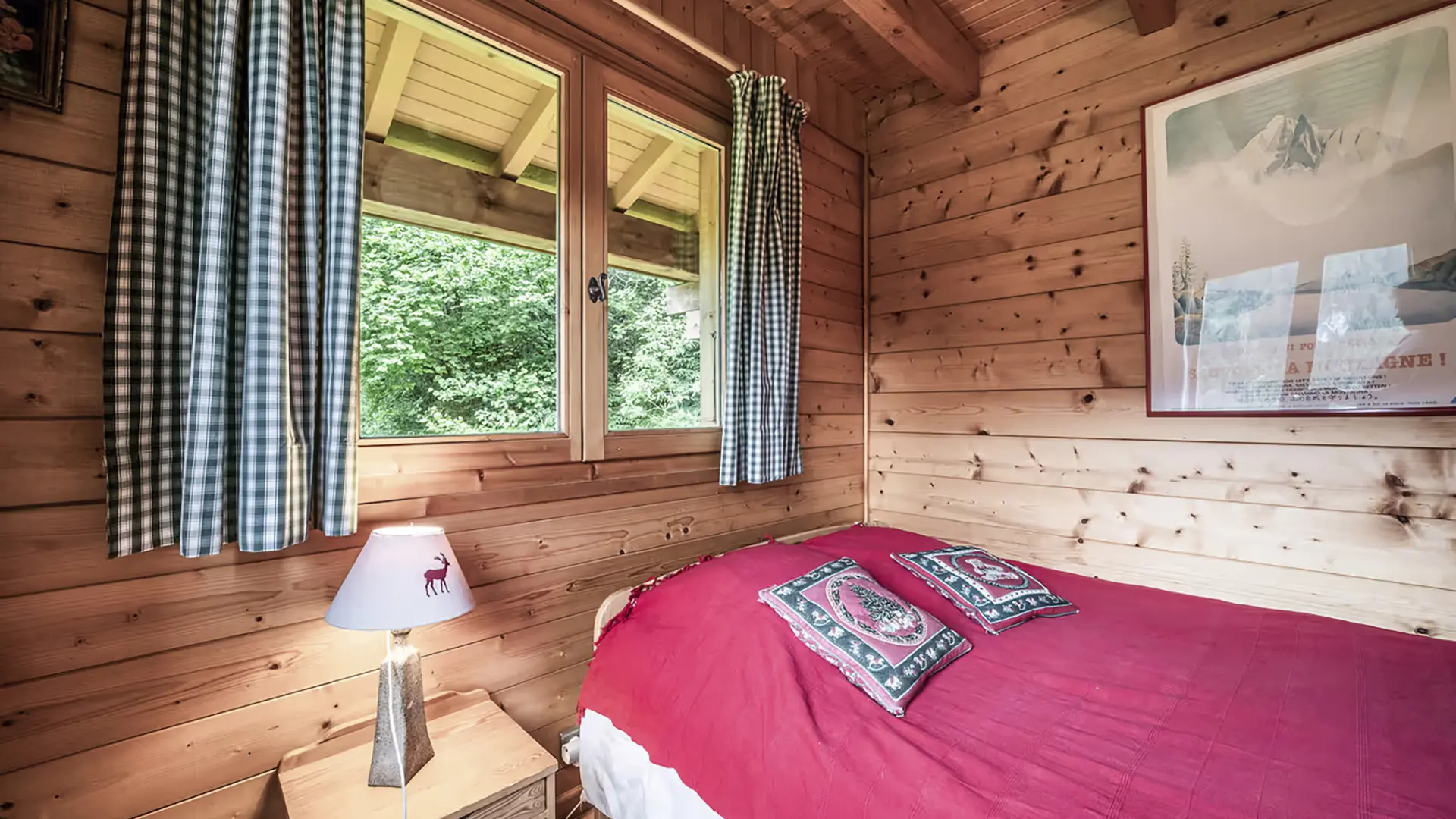 Chambre avec un lit double, table de chevet, lampe, fenêtre