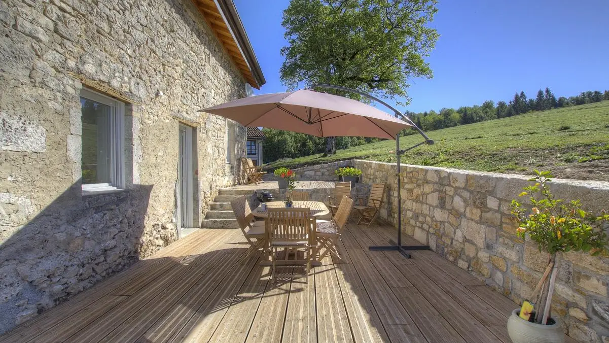 Terrasse sans vis à vis avec la maison des propriétaires.
