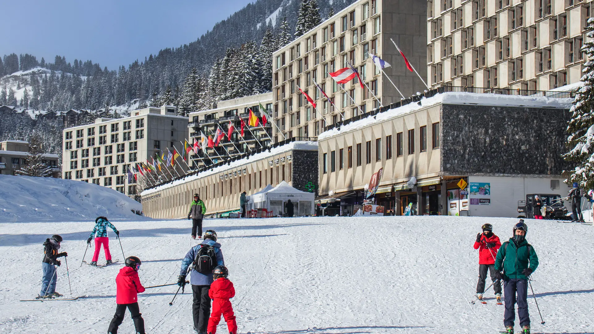 Vue du Forum de Flaine, station skis aux pieds