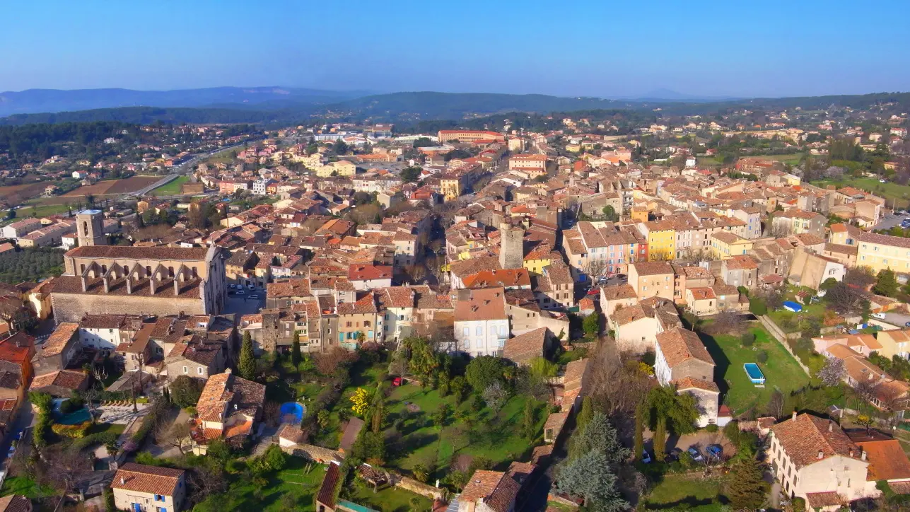 Départ / Arrivée : en centre ville, nombreuses places de stationnement