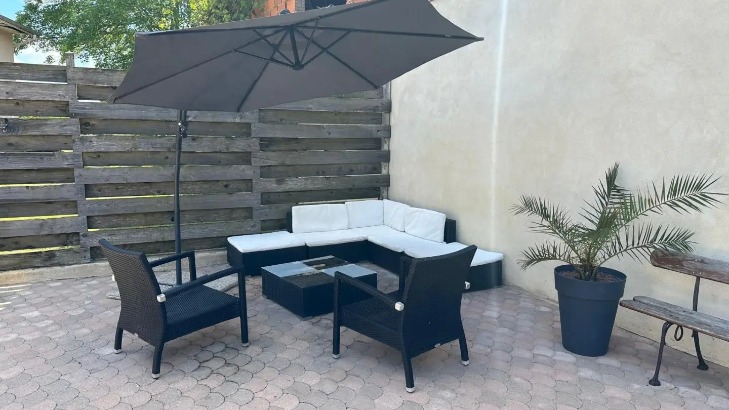 coin détente avec salon de jardin et parasol