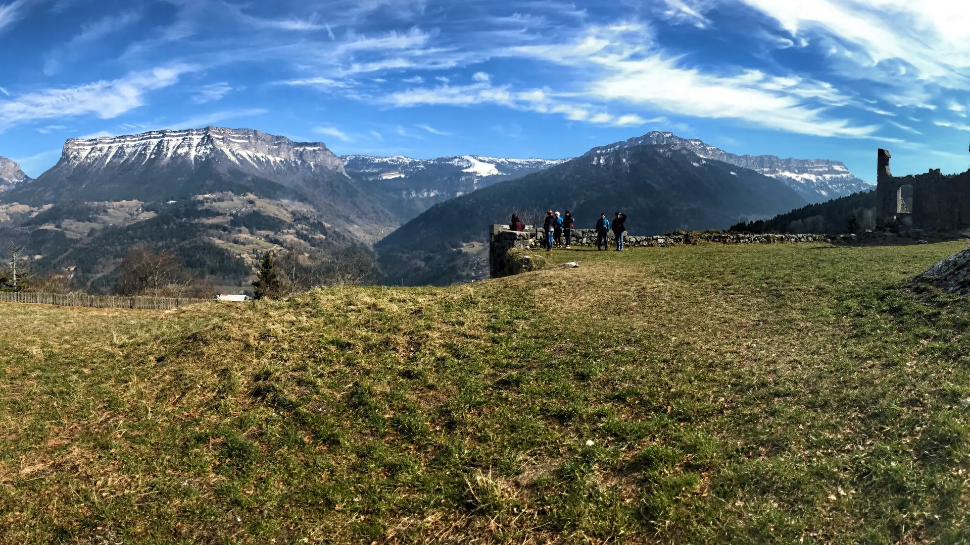 Vue panoramique sur les ruines du château et les montagnes alentours