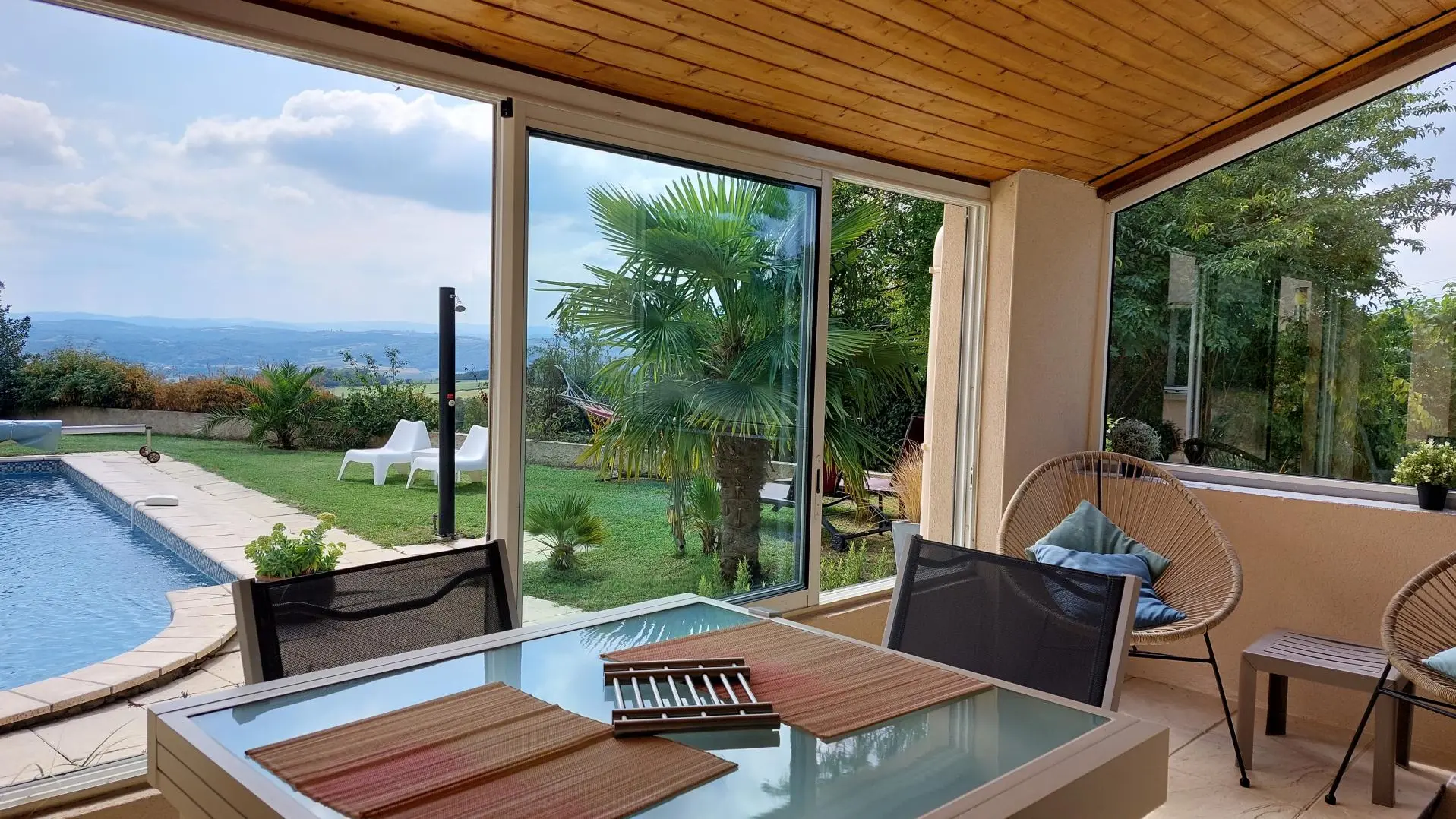 Vue sur la piscine et les monts d'Ardèche