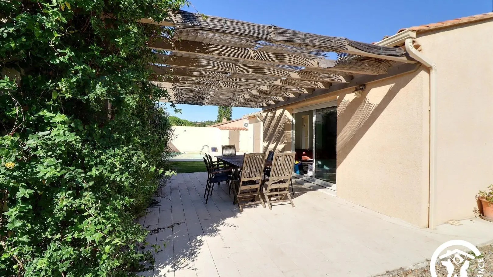 terrasse et pergola ombragées par les canisses