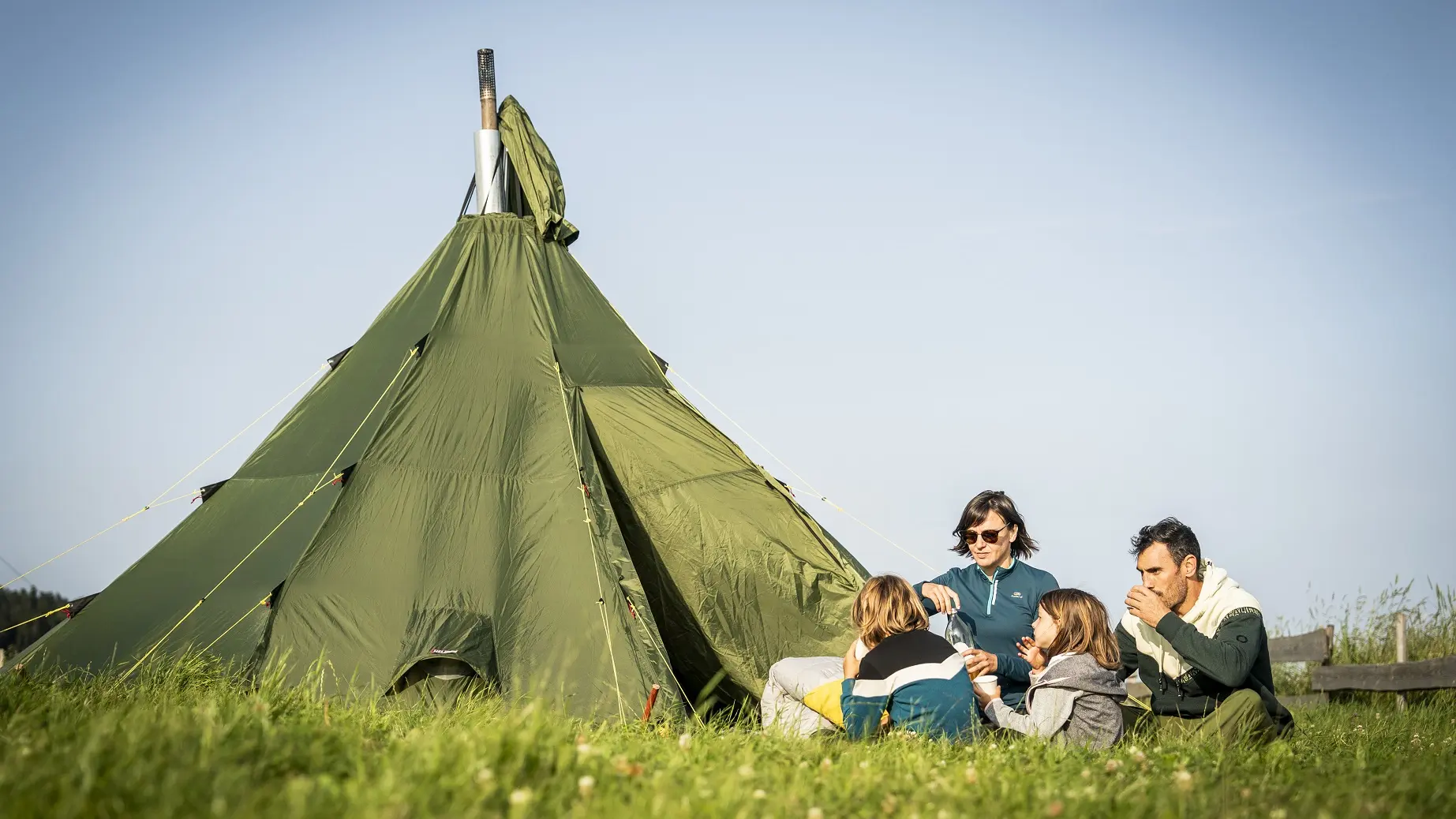 Petit déjeuner devant le tipi