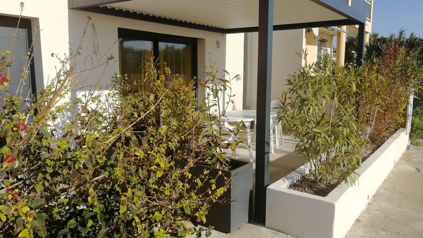 Terrasse avec sa pergola bioclimatique