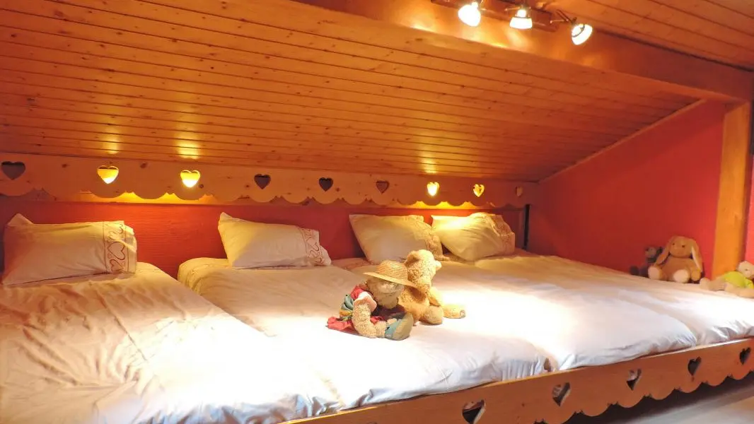 Chambre-mezzanine (accès par échelle raide depuis le séjour)