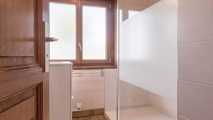 Salle d'eau avec douche italienne