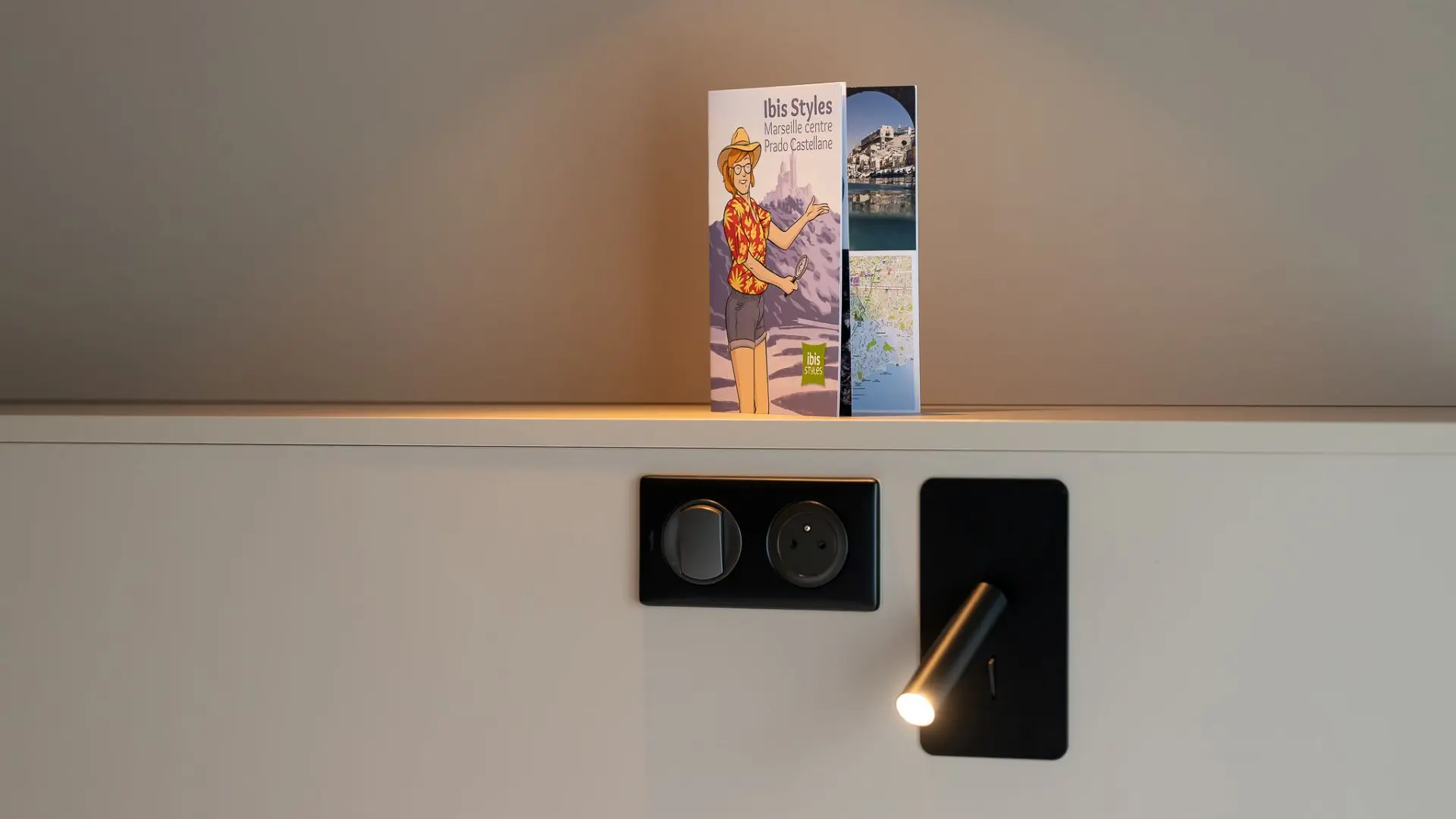 flyer de l'hotel ave lampe liseuse