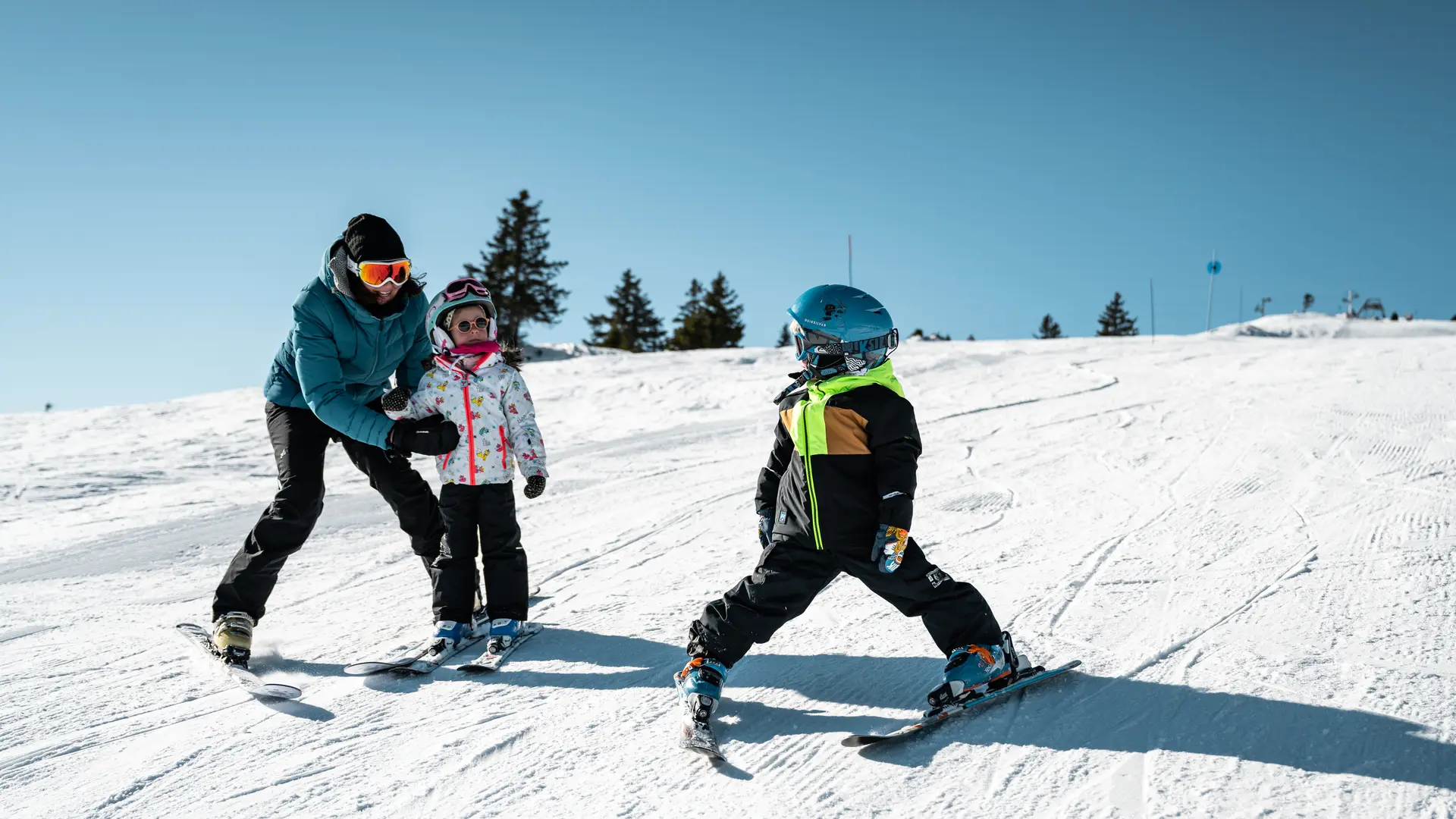 Ski en famille sur la piste bleue aux Aillons-Margériaz