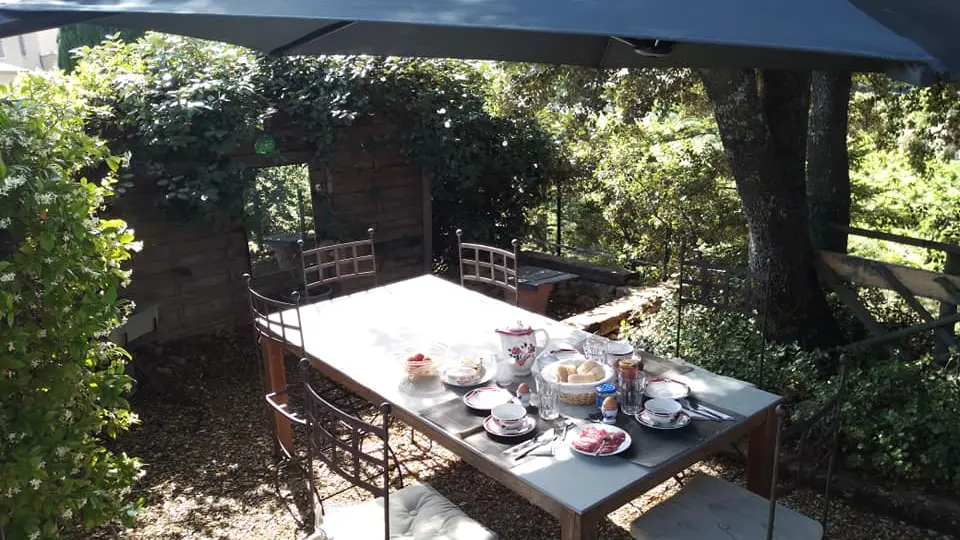 Petit déjeuner en extérieur ombragé