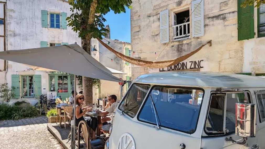 Terrasse extérieure et van