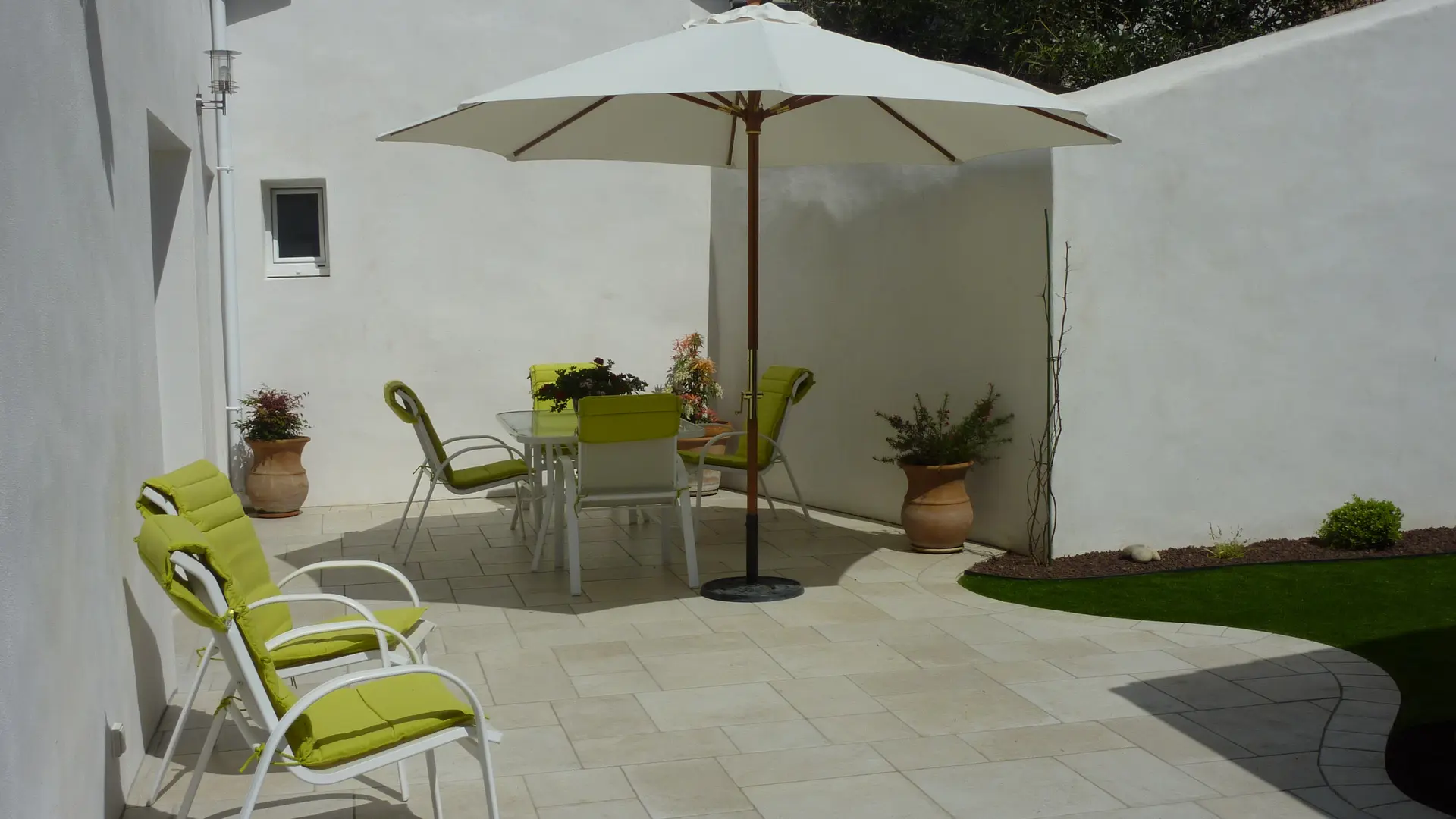 Terrasse und Esstisch im Freien