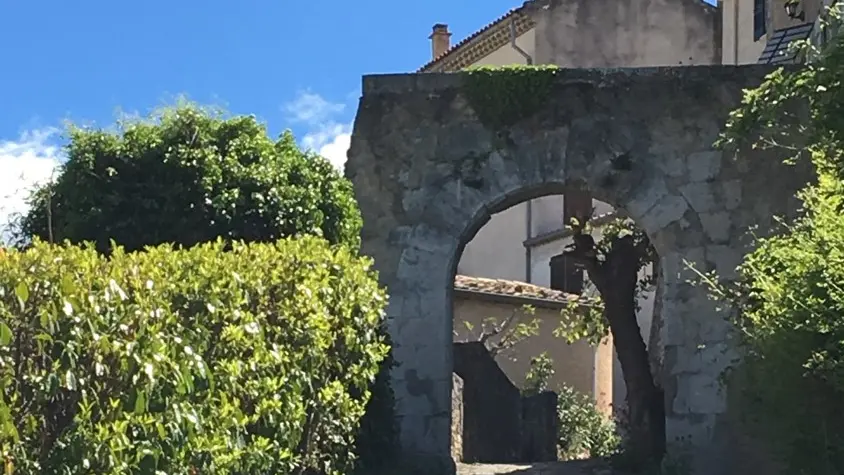 porte dans les remparts