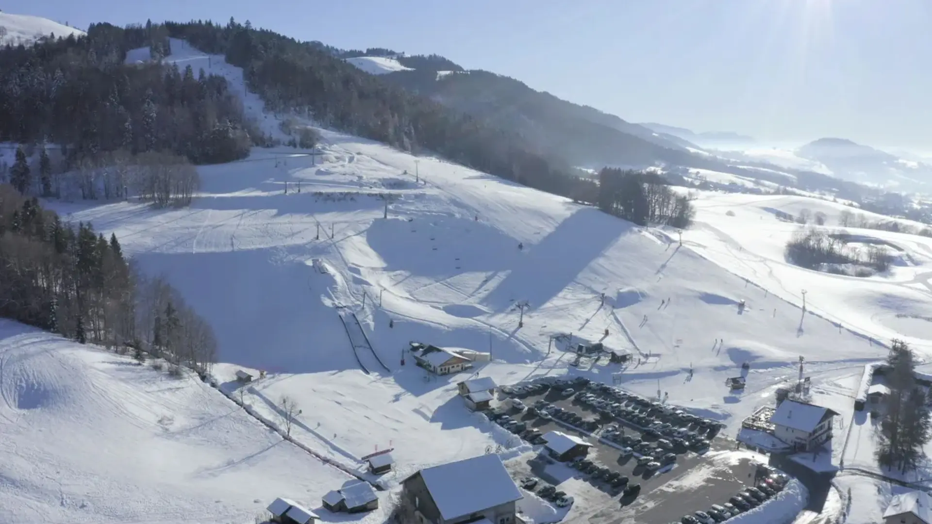 En hiver parking de la station de ski des Habères