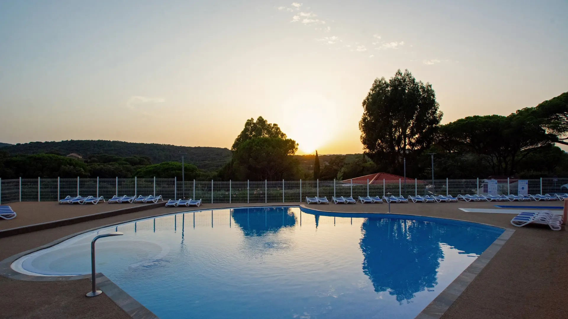 Vue sur la piscine le soir