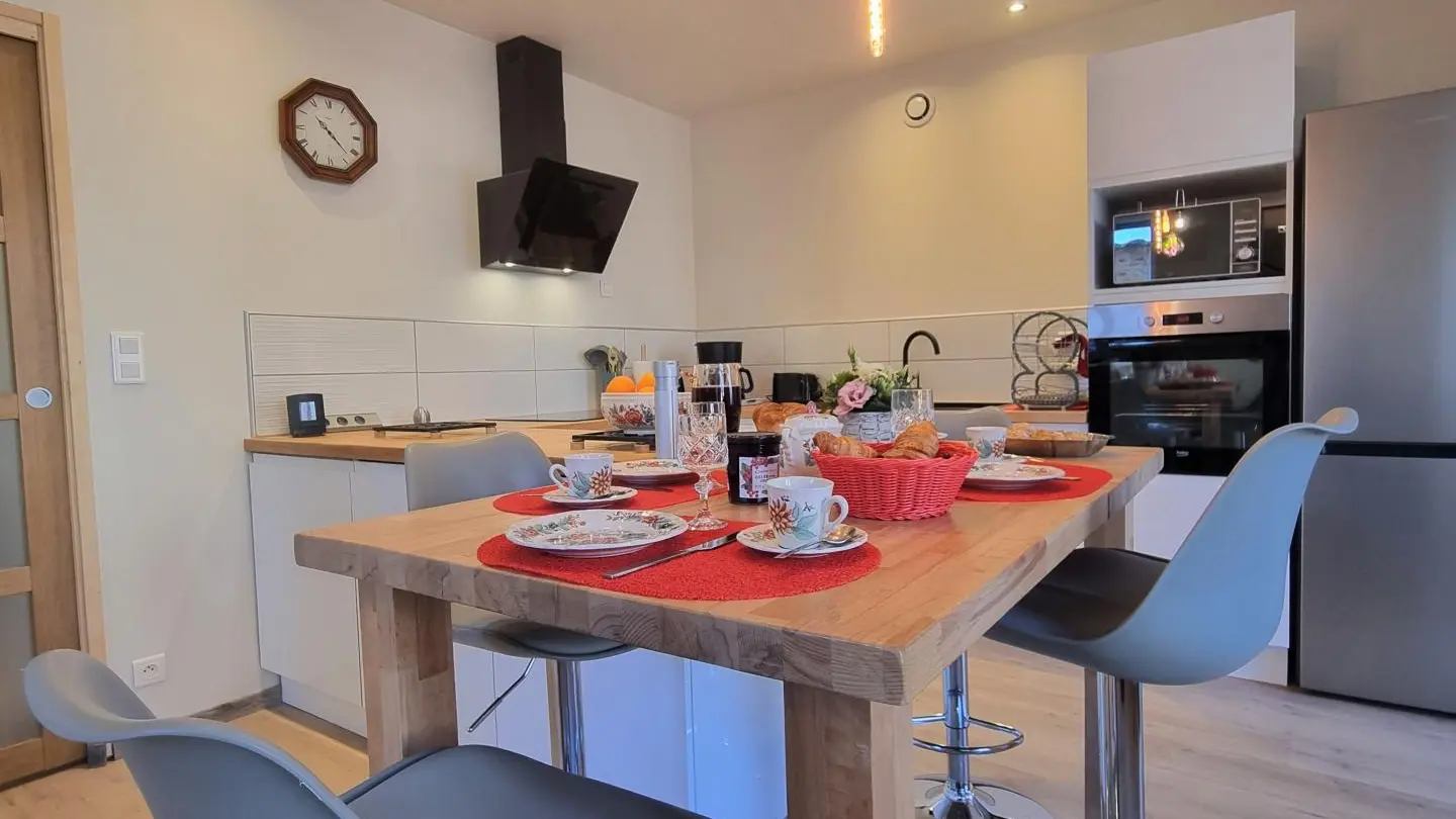 Cuisine intégrée et entièrement équipée ouverte sur le salon tv.