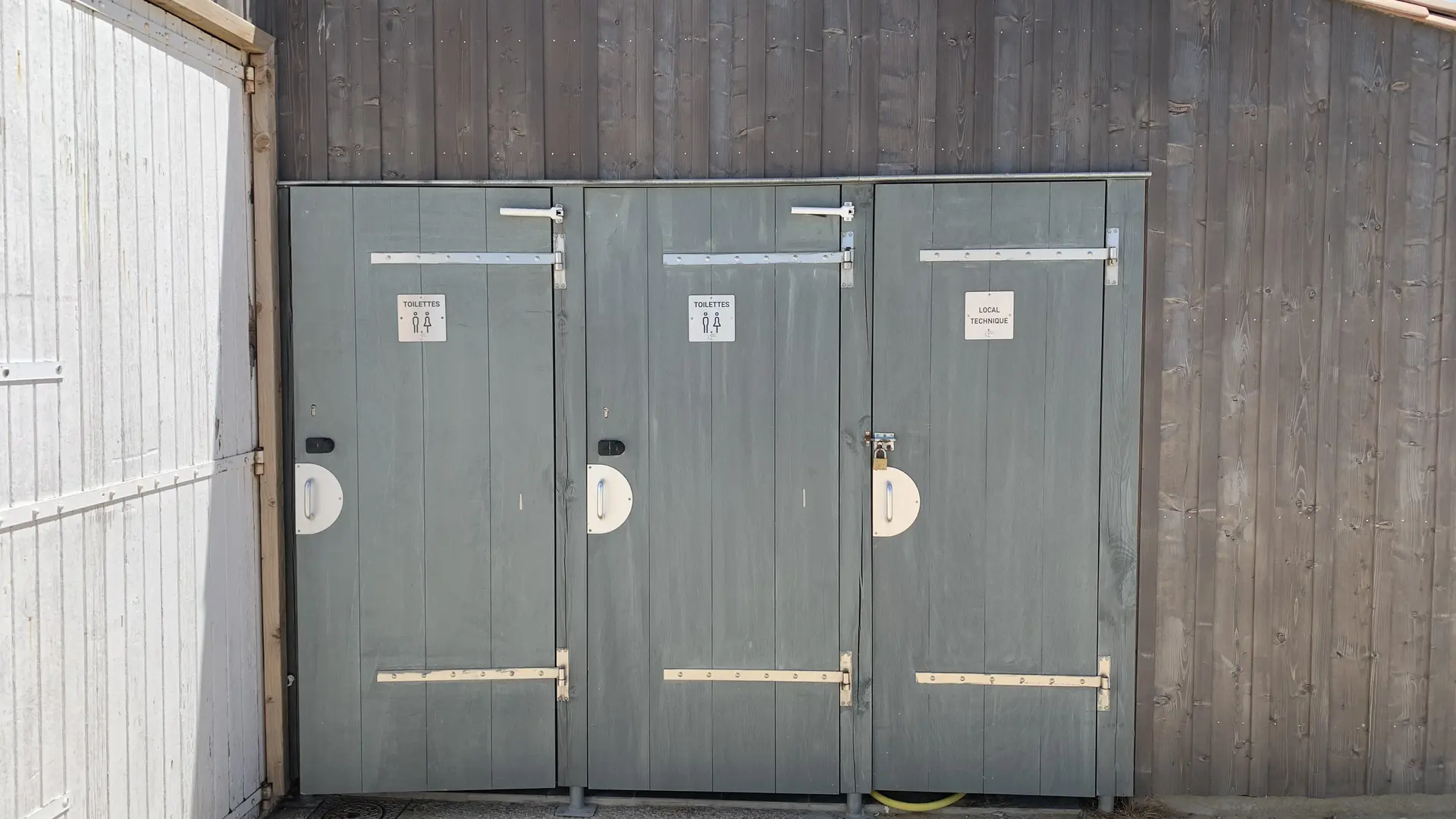 Toilettes publiques de la plage de la cible