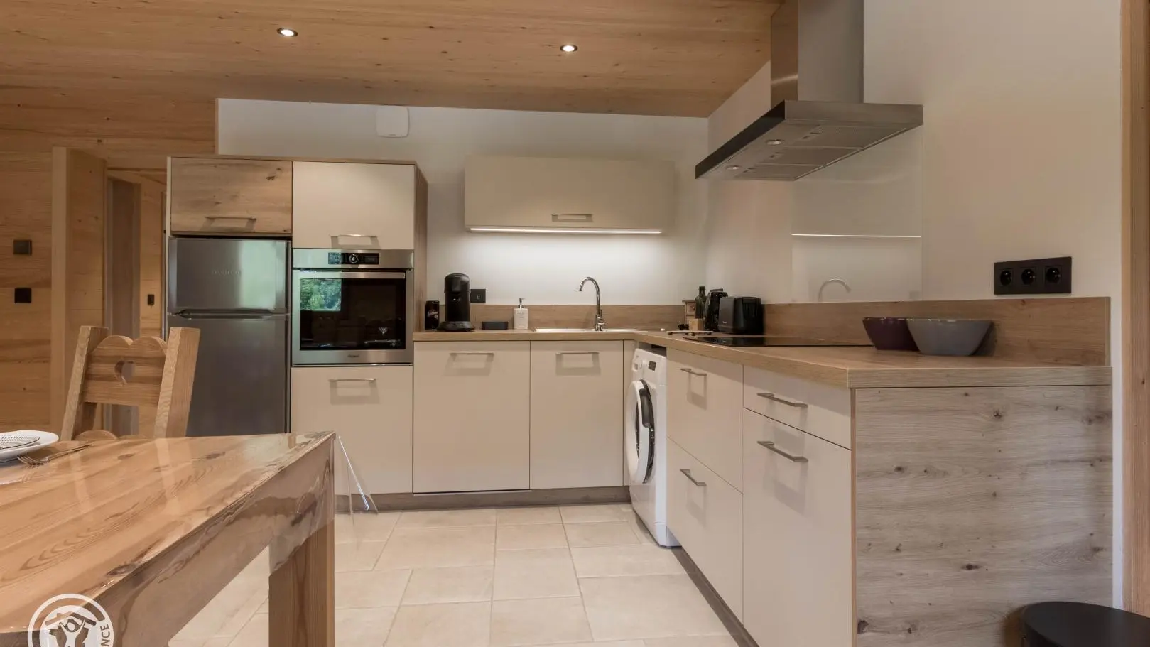 Cuisine toute équipée avec réfrigérateur, partie congélateur, four, four micro ondes, lave vaisselle, cafetières traditionnelle et Senseo, lave linge, plaques à induction.