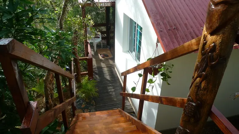 Escaliers du chalet Mélanésie - Gîte Tour du Monde