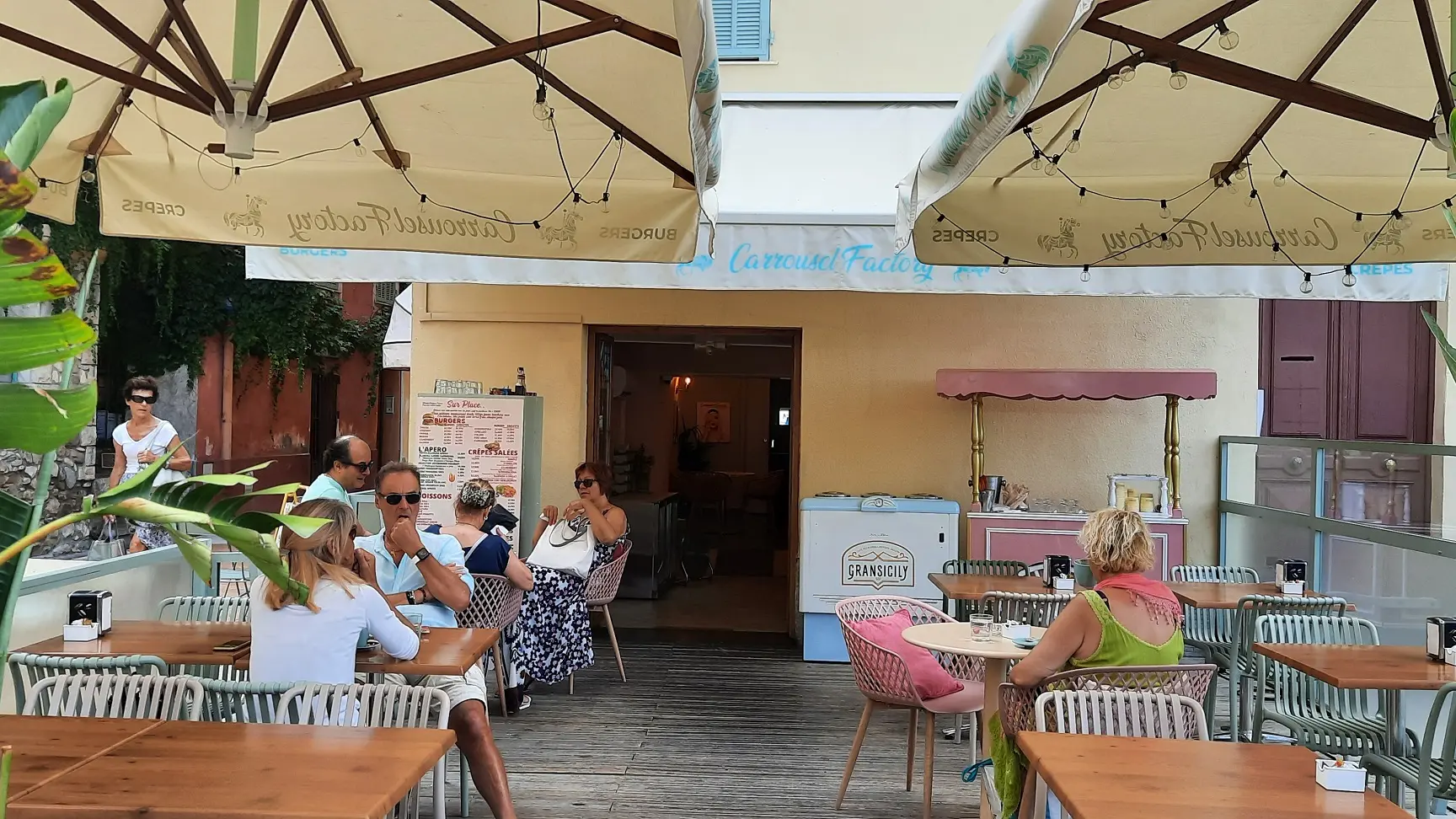 Terrasse et entrée du restaurant