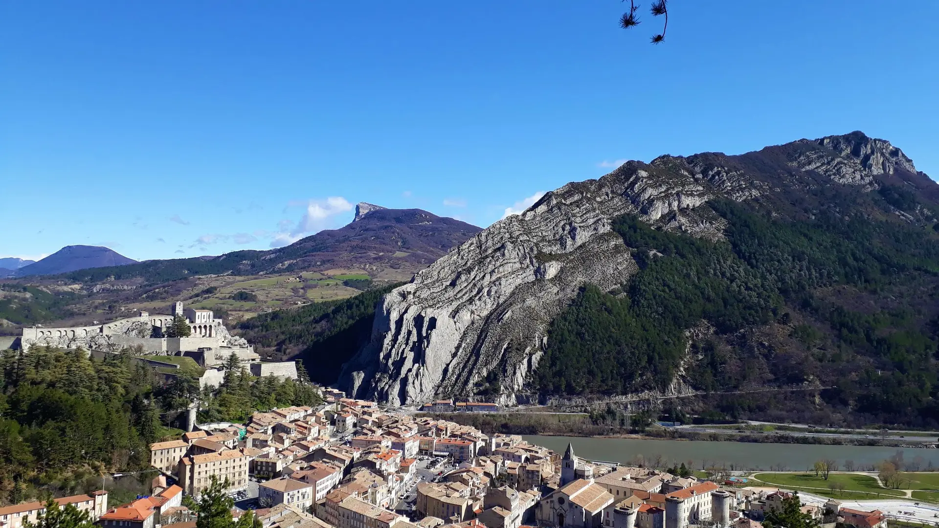 Vue plongeante sur Sisteron