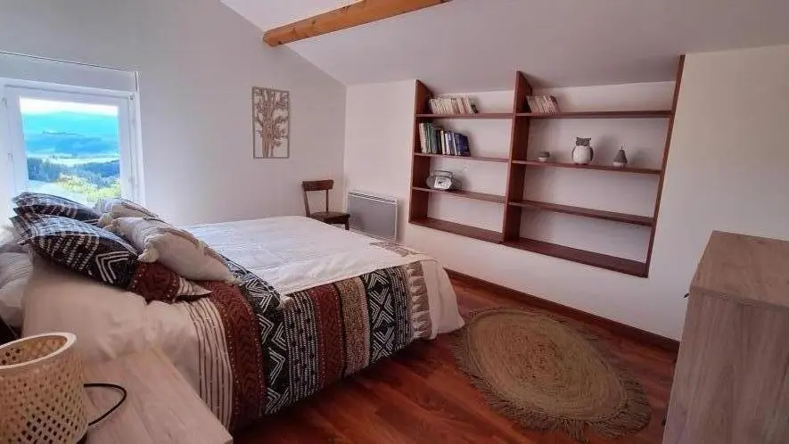 une chambre pour 2 personnes avec un lit en 160 et vue plein sud sur le mont Pilat