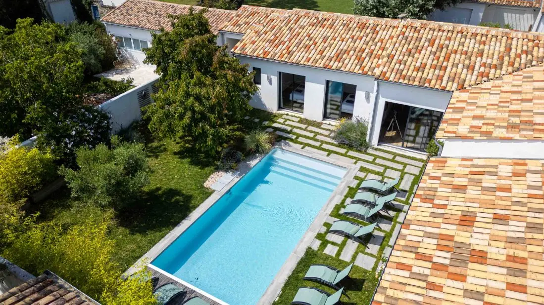 Piscine ainsi que la maison vu du ciel