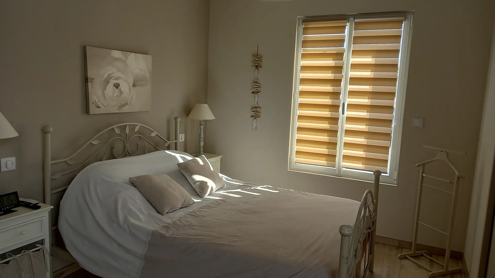 master bedroom suite 2 on the ground floor (private access)