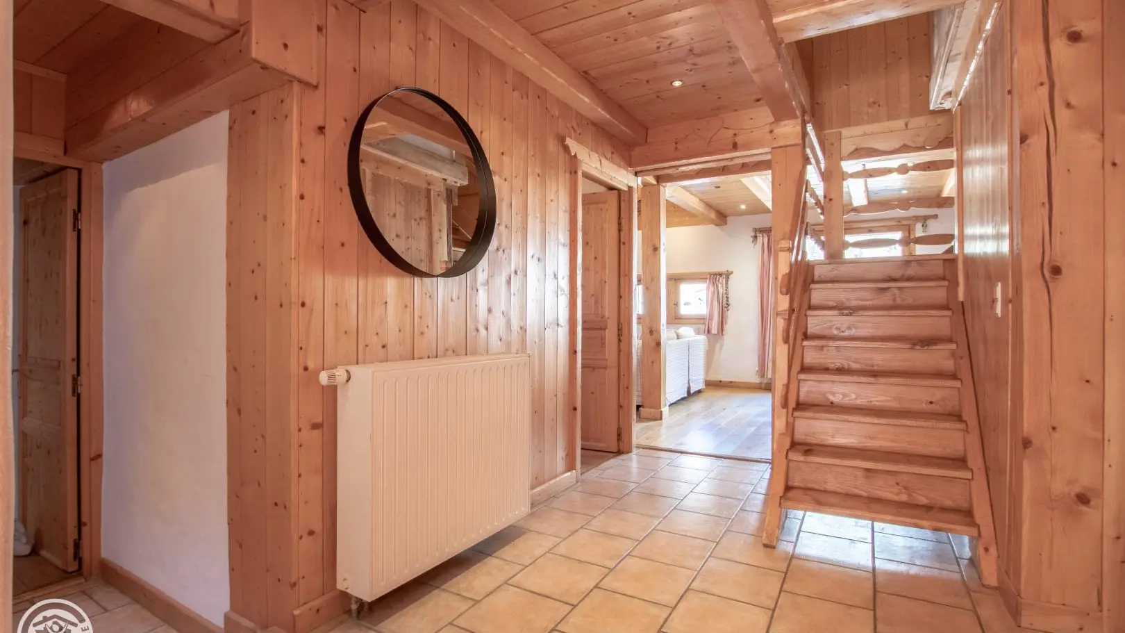 Entrée du gîte et accès à la chambre de l'étage.