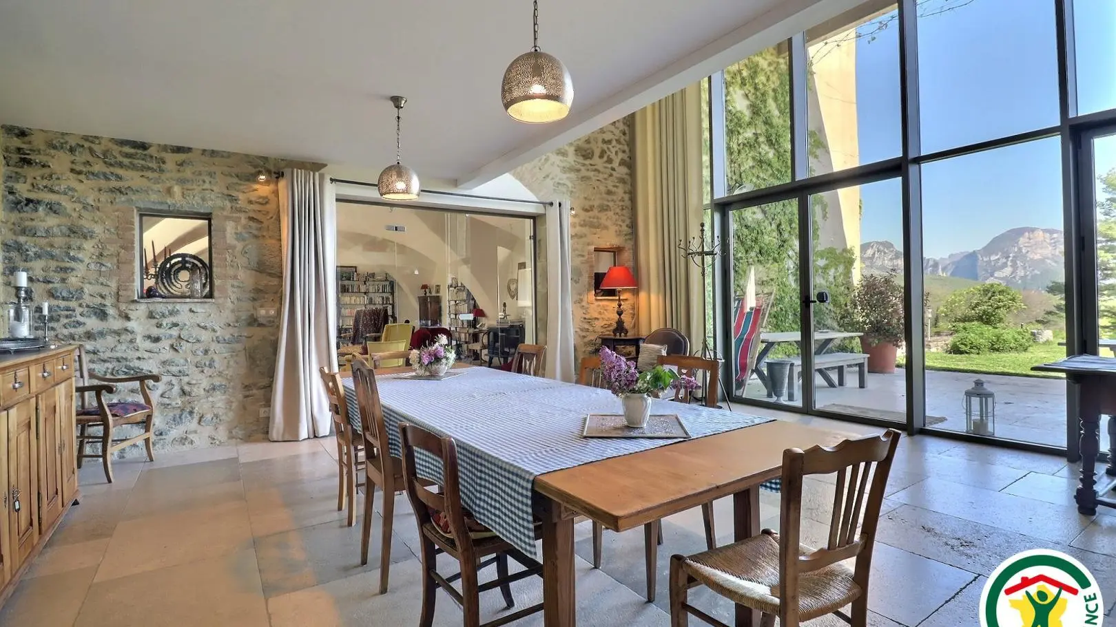 Salle à manger pour les petit-déjeuners et la table d'hôtes