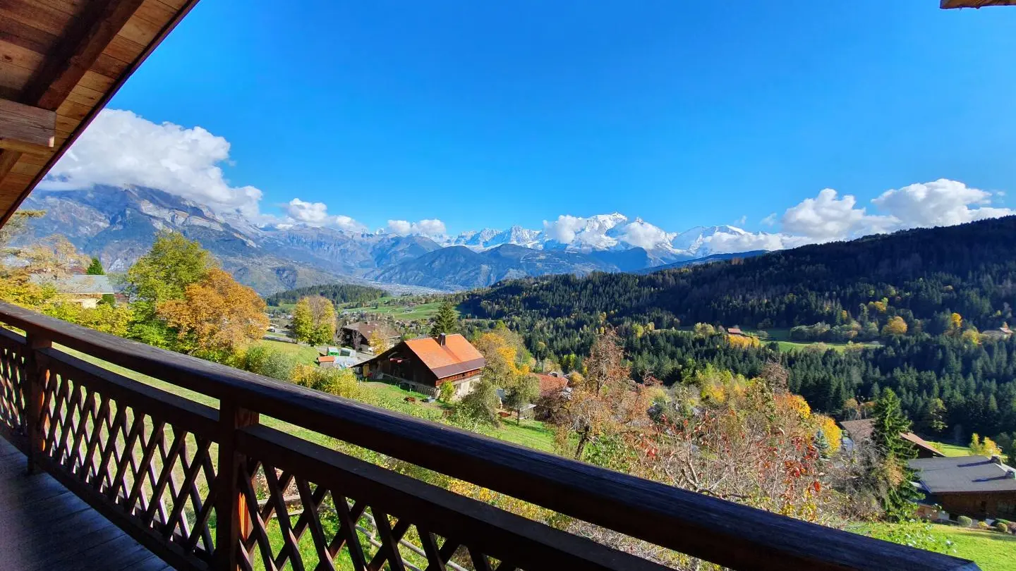 Le balcon depuis la porte fenêtre de l'étage