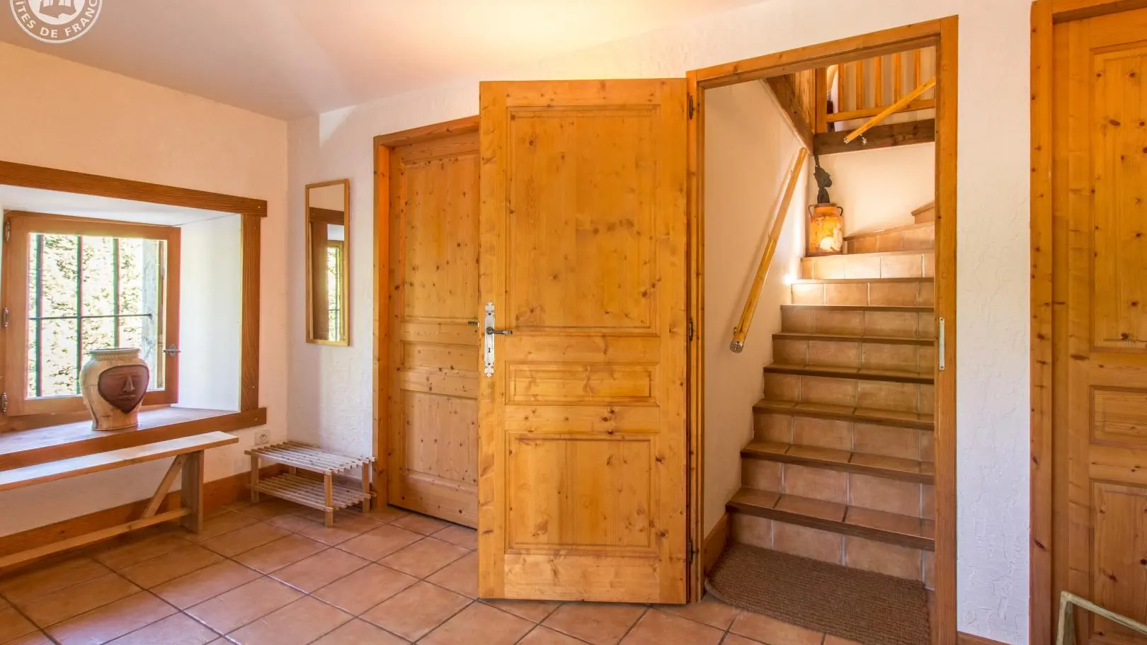 Accès au gîte (escalier intérieur) depuis le hall d'entrée.