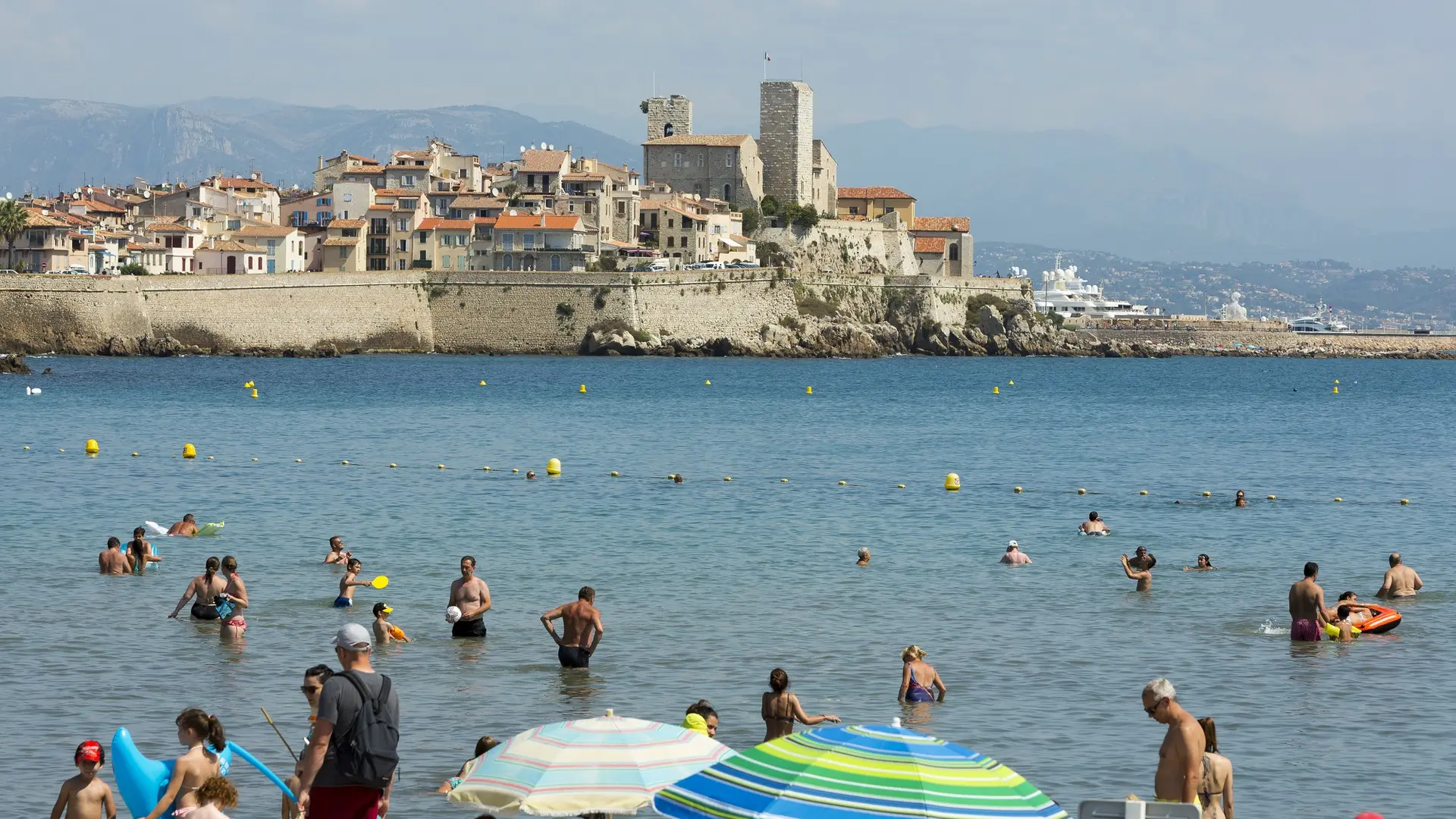 Vue d'Antibes depuis la plage du Ponteil